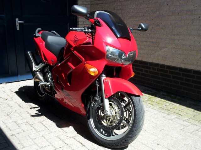 Honda VFR 800 FI.jpg